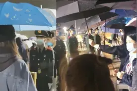 感人！市民雨中为天安门哨兵撑伞，士兵们体谅市民全体后退一步视频封面