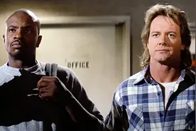 科幻片《极度空间》男人捡到神奇墨镜，戴上后竟能看见外星人视频封面