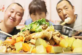 大彭教你做琵琶腿，放一个萝卜炖一下，汤鲜味美，老好吃了