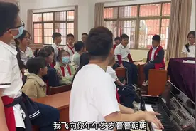 小学生在音乐教室合唱《只要有你》，充满朝气的童声带你梦回青春