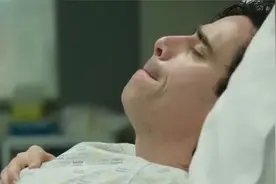 一部生猛的剧情片！男人做了子宫移植手术，生孩子痛到尿失禁视频封面