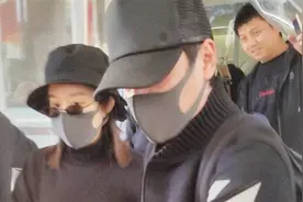 赵丽颖产后首次现身状态良好 工作人员护住孩子正面防曝光视频封面