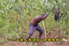 纪录片：没有双臂的男人是如何上厕所的  还种了10几亩地