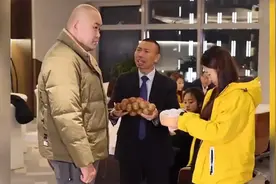 媳妇怀孕给丈夫送饭，丈夫却理所应当，老板气愤不已，让他醒悟视频封面