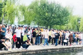 2000万游客涌入杭州，国庆节西湖人山人海 ，大型立体花坛成网红
