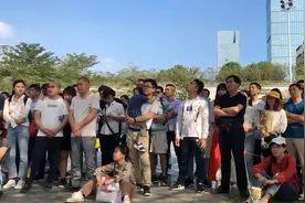 农村小伙街头卖艺，现场一曲二胡太好听，引来好多观众围观视频封面