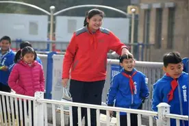 中国女姚明横空出世！12岁身高2米21，父母全都2米以上视频封面