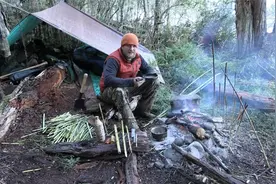 荒野独居系列：十人挑战极寒岛屿求生，捕鱼狩猎艰难生存！视频封面
