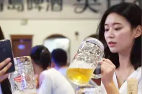 中国人去年喝掉393亿升啤酒 人均56瓶 你喝了多少？视频封面
