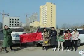 厂长拖欠工资，二货一怒之下，带着车队把门口堵了！视频封面