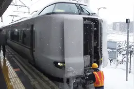 客运火车临时增加一列车厢，看看走廊之间怎么连接的视频封面