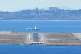 “大家伙”迎头而来，还是这样的机场适合A380！视频封面