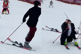女生刚学会滑雪，刹不住朝小伙撞去，随后小伙一举动引人爆笑视频封面