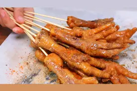 鸡爪最过瘾的做法，竹签串一串烤一烤，三姐弟啃得停不下来！