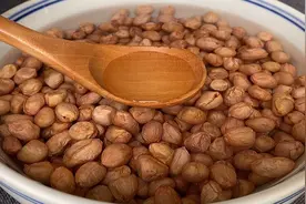 油炸花生米最忌直接下锅炸，教你一招，又香又脆，放30天都不会坏