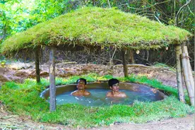 小伙野外修建小型泳池，搭个草棚避避雨！