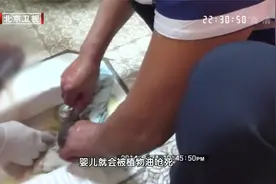 身边：孕妇蹲厕所太使劲，把婴儿生出来了，小脑袋卡在便池口！