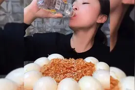 一大盘火鸡面加十个鸡蛋，美女大口全部吃完，这饭量真的大！视频封面