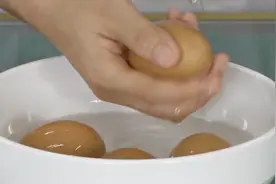 鸡蛋清洗后易变质，这是真的吗？