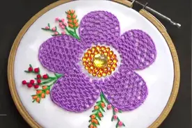 手工刺绣：雕绣也叫镂空绣，不仅立体感强，而且时装走秀出场率高