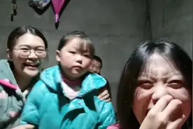 女孩走亲戚看到数学老师瞬间石化，拍摄者：她小姨是语文老师视频封面