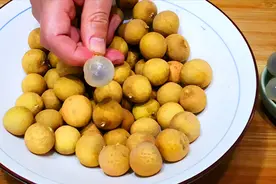 刚知道，剥龙眼原来如此简单，轻轻一转就剥开，干净快速还不脏手