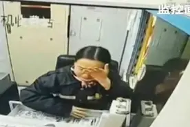 最敬业“变脸”！收费员被司机骂哭 下一秒抹掉泪微笑服务视频封面