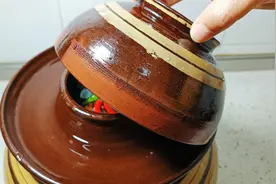 四川泡菜正宗做法，掌握这些技巧方法，你也会做一坛美味的泡菜视频封面