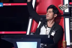 好声音：小伙多国语言唱《双截棍》，周杰伦服了，真是人才