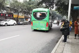 成都有免费公交了，随便坐都不要钱，我在成都等你来坐视频封面