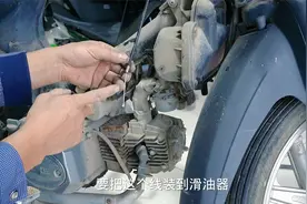 摩托车油门为什么会卡死？自己在家如何维修？看修车师傅操作视频封面