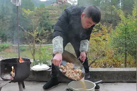 小伙80元买4斤筒子骨，高压锅炖得又香又烂，入口即化太爽了