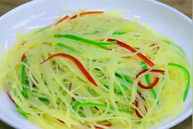炒土豆丝千万不要直接炒，四川师傅教你小妙招，真的是又脆又好吃