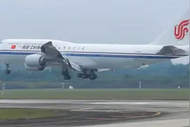 南航波音787后面紧跟波音747，罕见的连续降落2架大货飞机视频封面