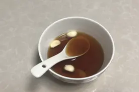 大蒜和红糖泡一起喝下，解决了许多男性朋友的烦恼，早知道就好了