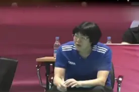 丈夫王育成评价郎平，别看她面部表情不多，脑子里全在思考