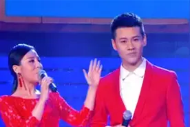 徐子崴和老婆郭欢罕见同台演唱，妻子一开口惊艳全场，徐子崴唱歌
