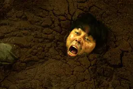 男人深陷泥潭，越挣扎下陷的越快，危机时刻该如何自救《地陷》