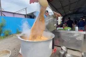 号称印度版“肥宅快乐水”，1块钱1杯，一大群男人围着买！视频封面