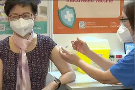 林郑月娥带头接种第四剂新冠疫苗 呼吁香港长者踊跃接种第四针