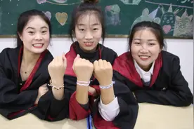 同学们用口罩自制闺蜜手链，戴上真好看，赶快叫上和闺蜜一起做吧视频封面