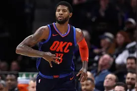 保罗乔治进攻绝招儿，跨下+变向组合技！