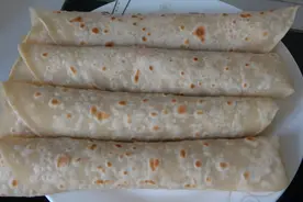 春饼的新做法，一次烙6张，十几分钟就搞定，又薄又软，超好吃