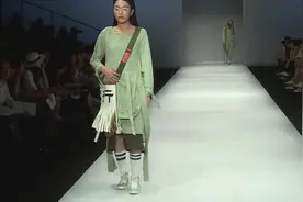 走秀：豆绿色是无敌显白色的颜色，黑皮黄皮大胆尝试，瞬间白一度