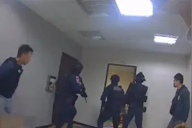 台湾黑帮高调办春酒后被警方强力扫荡 23岁分会长出门就被摁倒视频封面