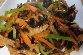 家常菜“胡萝卜木耳炒肉丝”肉丝嫩滑好吃，做这一盘不够吃！