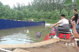 黑坑开业第一场，三斤大鲤鱼直接飞抄，围观钓友大呼过瘾视频封面