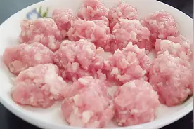 孩子晚上睡觉出虚汗，小红用夜寒苏做肉丸子，儿子：还没吃过呢