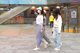 刘畊宏健身操火爆网络，三里屯美女流行穿瑜伽裤逛街，二者都时髦视频封面