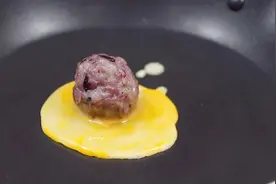 米饭倒入滚烫的蛋液，瞬间变美食，这是饭团的新做法，春游就带它